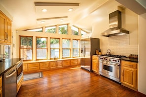 Fridge, microwave, oven, stovetop - Riverside holiday home sleeps 10 (Anderson)