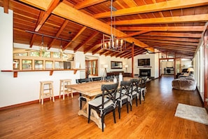 Dining - Riverside holiday home sleeps 10 (Anderson)