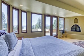 Iron/ironing board, WiFi, bed sheets - Lakeview Retreat in the Heart of Kings Beach (Kings Beach)