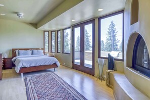 Iron/ironing board, WiFi, bed sheets - Lakeview Retreat in the Heart of Kings Beach (Kings Beach)