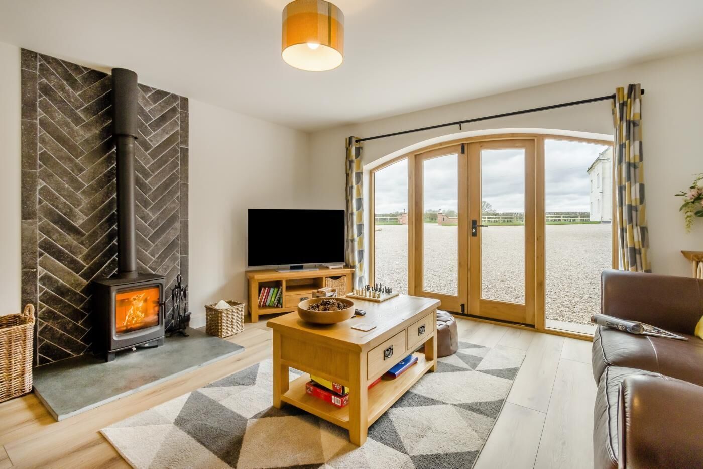 TV, fireplace