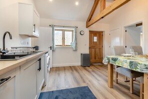 Microwave, oven, dishwasher, high chair - 2 Bed in Northwood (oc-e36022) (Wem Rural)