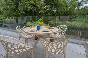 Outdoor dining - 2 Bed in Saundersfoot (oc-u35168) (Saundersfoot)