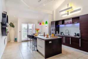 Oven, dishwasher, cookware/dishes/utensils - 2 Bed in Harrogate (oc-hh086) (Harrogate)