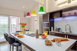 Oven, dishwasher, cookware/dishes/utensils - 2 Bed in Harrogate (oc-hh086) (Harrogate)