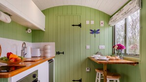 Oven, cookware/dishes/utensils - 1 Bed in Marden (oc-c34994) (Horsmonden)