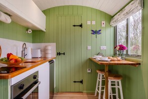 Oven, cookware/dishes/utensils - 1 Bed in Marden (oc-c34994) (Horsmonden)