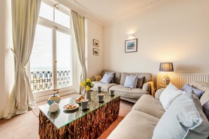 TV, fireplace - 3 Bed in Ilfracombe (oc-h36896) (Ilfracombe)