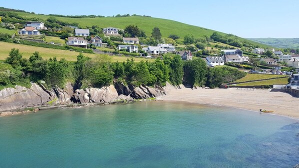 A coastal village with houses on a hillside overlooking a calm bay. - 3 Bed in Ilfracombe (oc-h36896) (Ilfracombe)