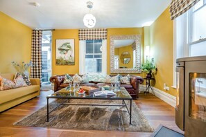 TV, fireplace - 4 Bed in Padstow (oc-c27973) (Padstow)