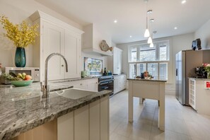 Microwave, oven, dishwasher, high chair - 4 Bed in Padstow (oc-c27973) (Padstow)