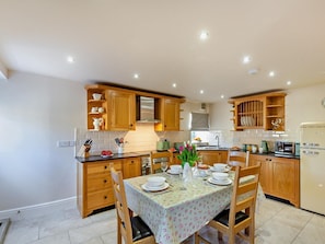 Oven, dishwasher, high chair, cookware/dishes/utensils - 2 Bed in Conwy (oc-87742) (Rowen)