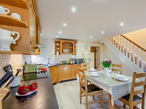 Oven, dishwasher, high chair, cookware/dishes/utensils - 2 Bed in Conwy (oc-87742) (Rowen)