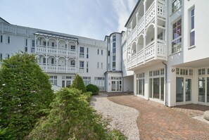 A modern building with a courtyard, white exterior, and multiple balconies. - Attraktive Ferienwohnung fur Urlaub zu Zweit in Sellin (Sellin)