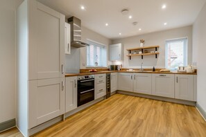 Microwave, oven, dishwasher, high chair - 3 Bed in Northrepps (oc-h36887) (Northrepps)