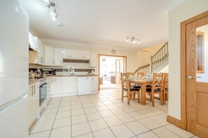 Oven, dishwasher, cookware/dishes/utensils - 3 Bed in Port William (oc-w36919) (West Barr)