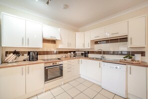 Oven, dishwasher, cookware/dishes/utensils - 3 Bed in Port William (oc-w36919) (West Barr)