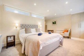Iron/ironing board, free WiFi, bed sheets - 2 Bed in Winterbourne Dauntsey (oc-d36904) (Winterbourne Dauntsey)