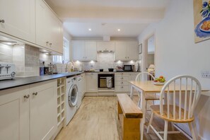 Microwave, oven, dishwasher, high chair - 2 Bed in Winterbourne Dauntsey (oc-d36904) (Winterbourne Dauntsey)