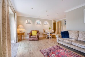 TV - 2 Bed in Winterbourne Dauntsey (oc-d36904) (Winterbourne Dauntsey)