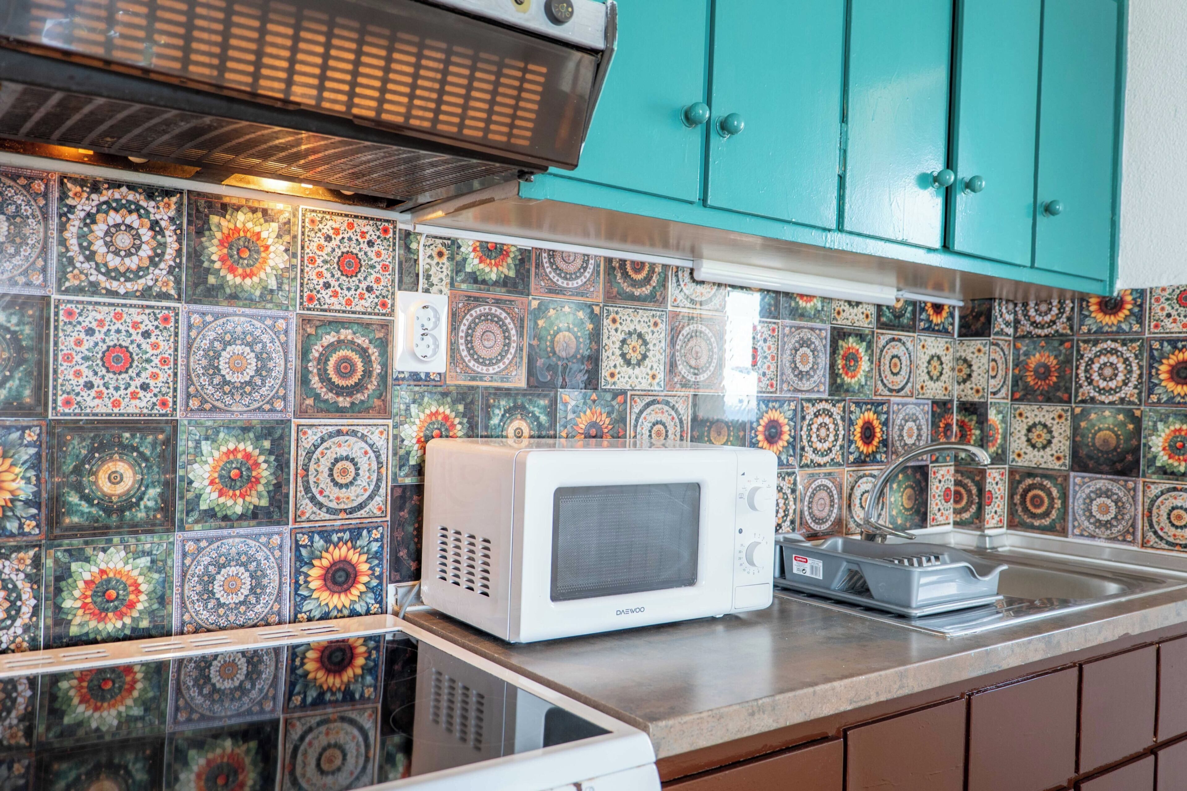Fridge, oven, stovetop, electric kettle