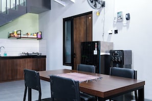 Dining - Easy Stay Co Living By ARBA (Pogung Lor)
