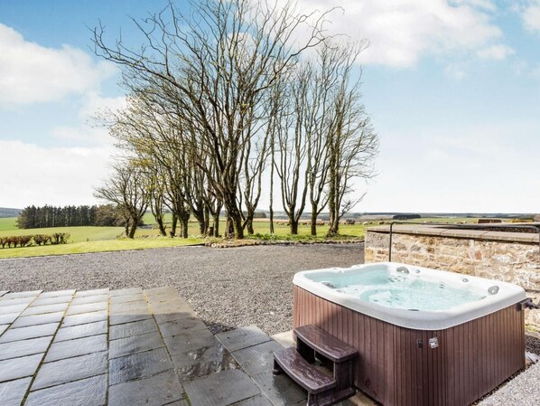 Outdoor spa tub - 7 Bed in Ellon (oc-ca249) (Methlick)