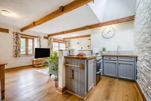Oven, high chair, cookware/dishes/utensils - 2 Bed in St. Ervan (oc-s36909) (Saint Ervan)
