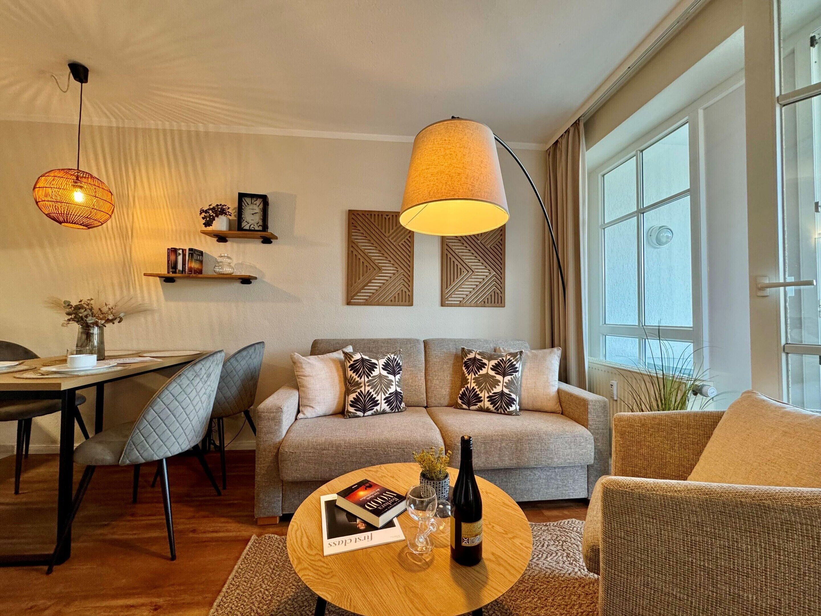 Un salon moderne avec un canapé, une table à manger et une table basse.