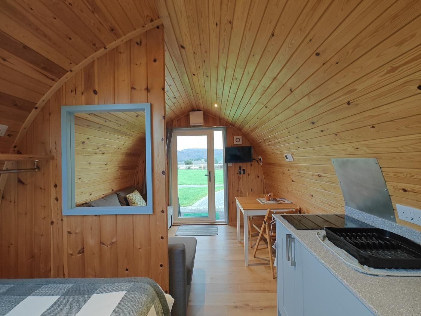 1 habitación, tabla de planchar con plancha, wifi gratis y ropa de cama 