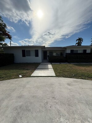 Exterior - Private Family Retreat  Safe Neighborhood  Luxury Comfort  Spacious 3BR (Miami)