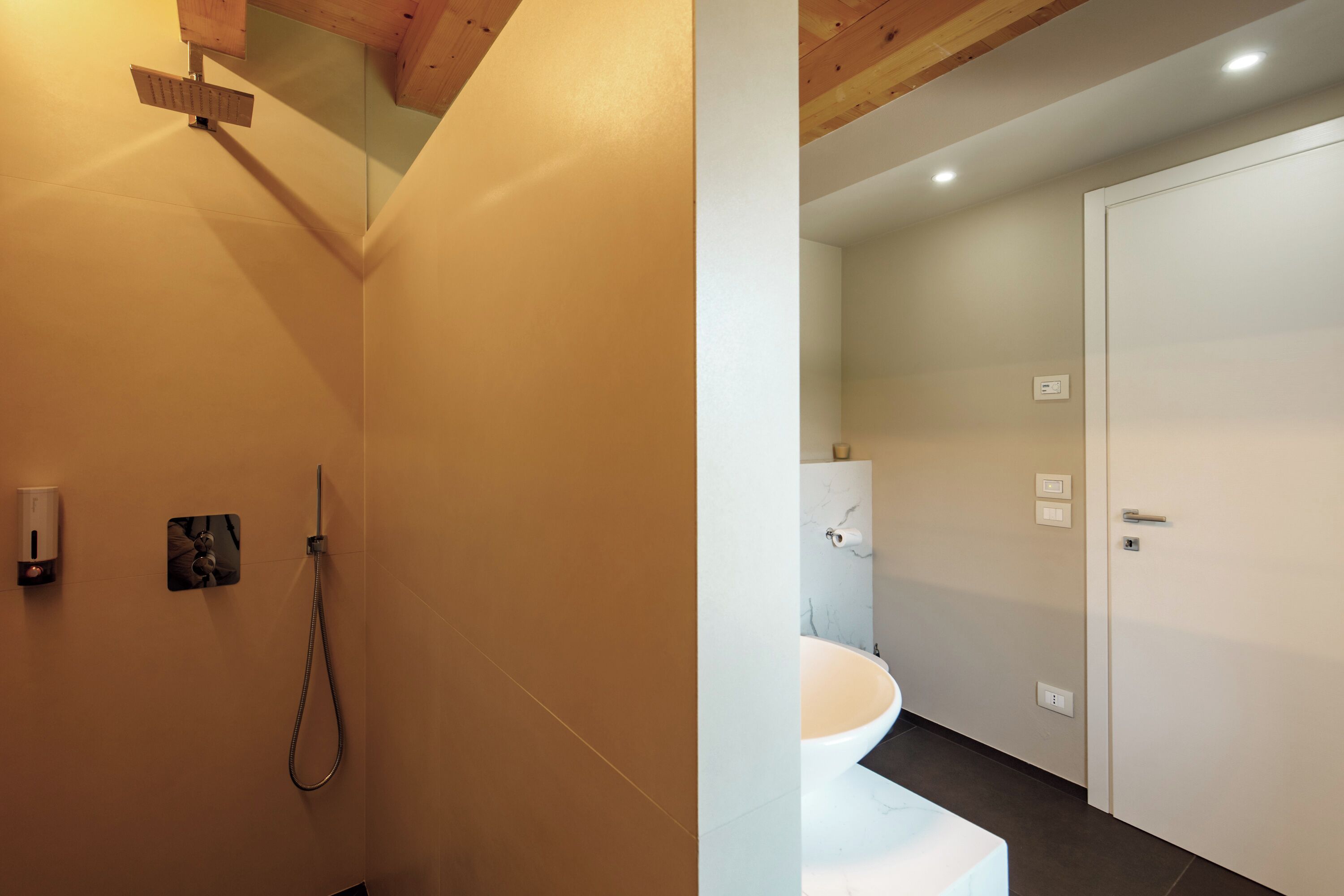 Un baño moderno con ducha, inodoro y lavamanos.