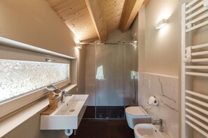 Deluxe-Vierbettzimmer, Bergblick | Badezimmer