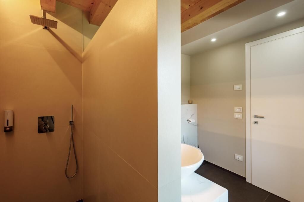 Un baño con ducha, inodoro y lavamanos.
