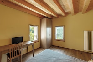 Comfort-Vierbettzimmer, Bergblick | Verdunkelungsvorhänge, kostenloses WLAN