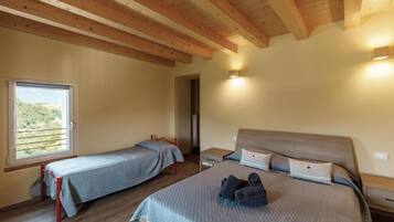 Quarto quádruplo luxo, vista para a montanha | Cortinas blackout, Wi-Fi de cortesia