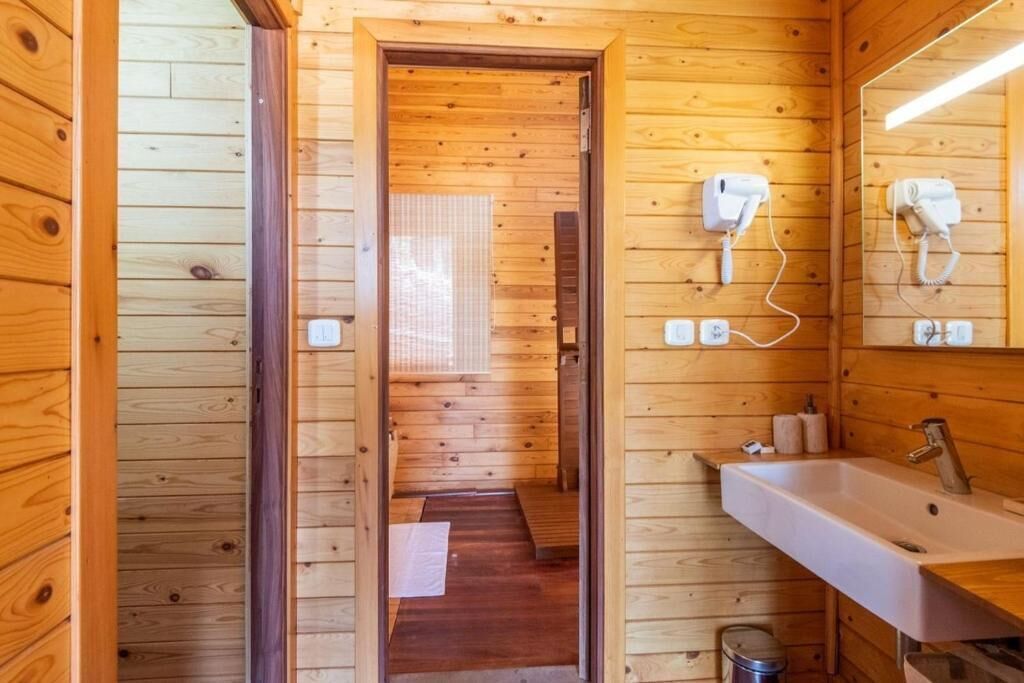 Superior Quadruple Room, Balcony, Garden View | Bathroom