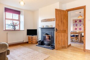 TV, fireplace - 3 Bed in Longnor (oc-r34925) (Longnor)