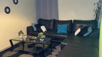 Apartamento, 3 quartos, sacada | Sala de estar | Livros