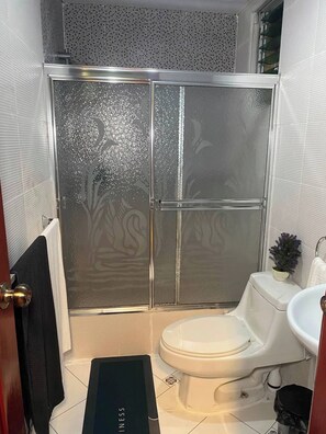 Apartment, 3 Schlafzimmer, Balkon | Badezimmer