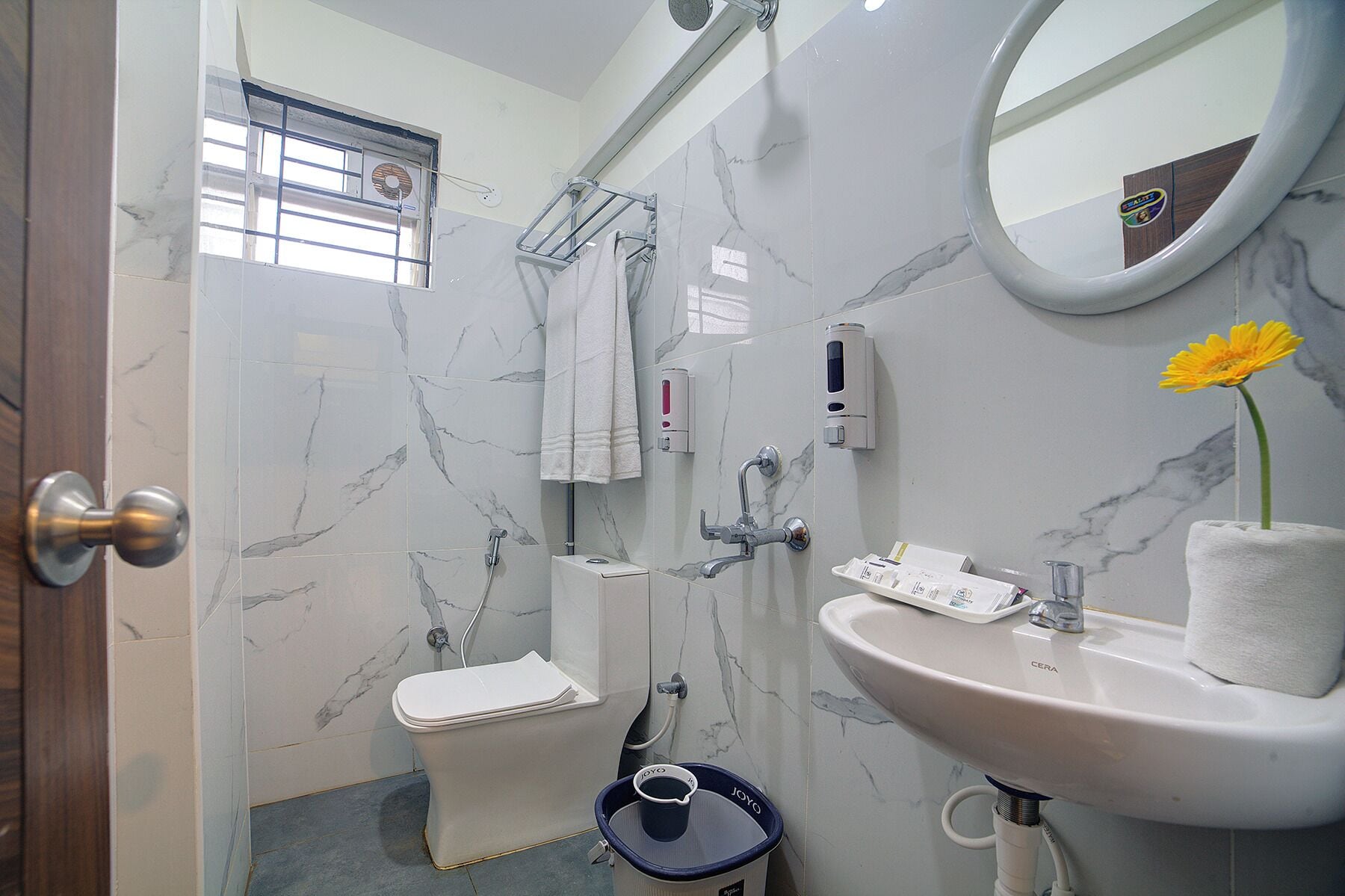 Deluxe Room | Bathroom | Shower, towels, soap, shampoo