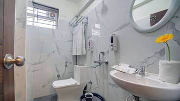 Deluxe Room | Bathroom | Shower, towels, soap, shampoo
