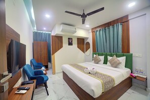 In-room safe, desk, laptop workspace, iron/ironing board - Leon Transit Hotel Bangalore Airport (Bangalore)