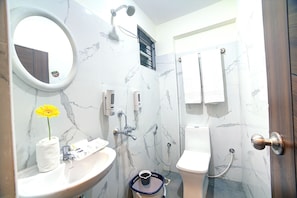 Standard Double or Twin Room | In-room safe, desk, laptop workspace, iron/ironing board - Leon Transit Hotel Bangalore Airport (Bangalore)