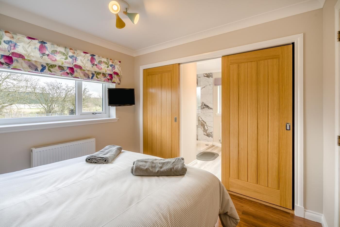 2 bedrooms, travel crib, WiFi (free), bed sheets