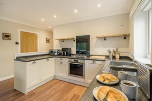 Microwave, oven, highchair, cookware/dishes/utensils - 2 Bed in Ochiltree (oc-w37517) (Ochiltree)