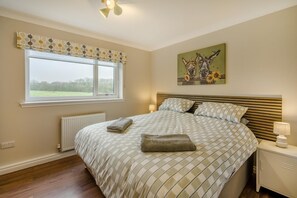 Iron/ironing board, travel crib, WiFi (free), bed sheets - 2 Bed in Ochiltree (oc-w37517) (Ochiltree)