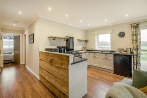 Microwave, oven, highchair, cookware/dishes/utensils - 2 Bed in Ochiltree (oc-w37517) (Ochiltree)
