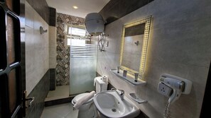 Chambre Deluxe | Salle de bain | Articles de toilette gratuits, sèche-cheveux, serviettes fournies, savon