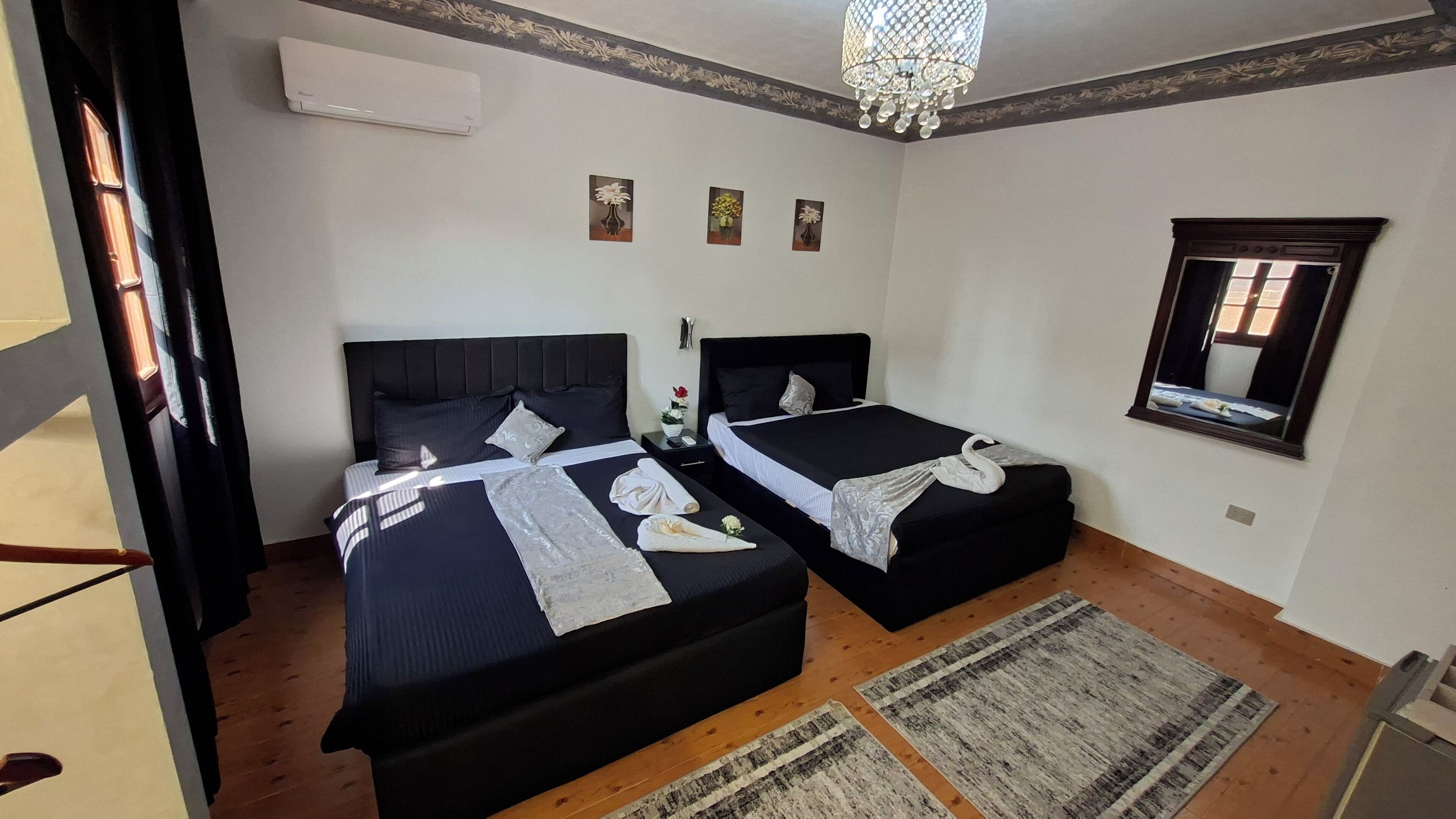 Chambre Triple Deluxe, vue sur le désert | Espace de travail pour ordinateur portable, Wi-Fi gratuit